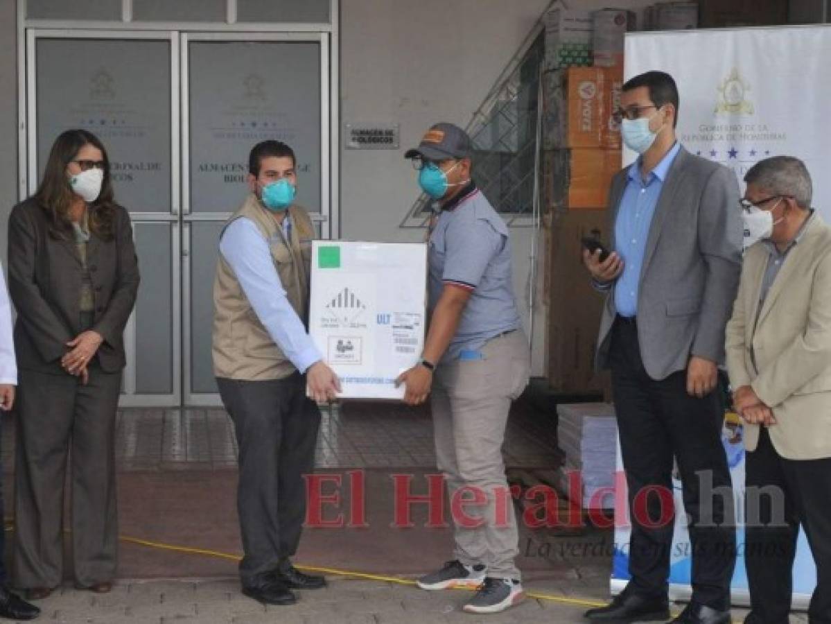 Autoridades recibieron lote por 105,300 dosis de Pfizer. Foto: Efraín Salgado/El Heraldo