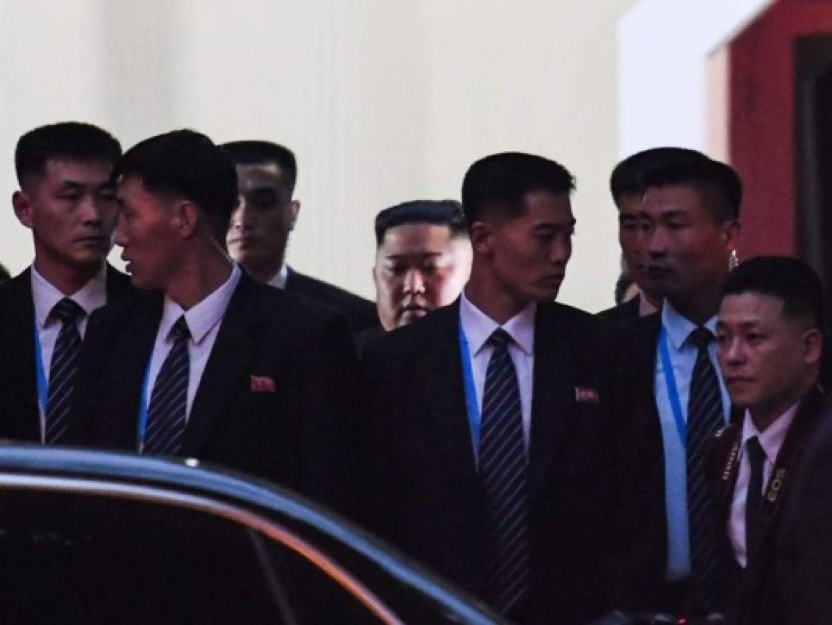 Kim Jong Un llega sonriente a Hanói antes de su reunión con Trump