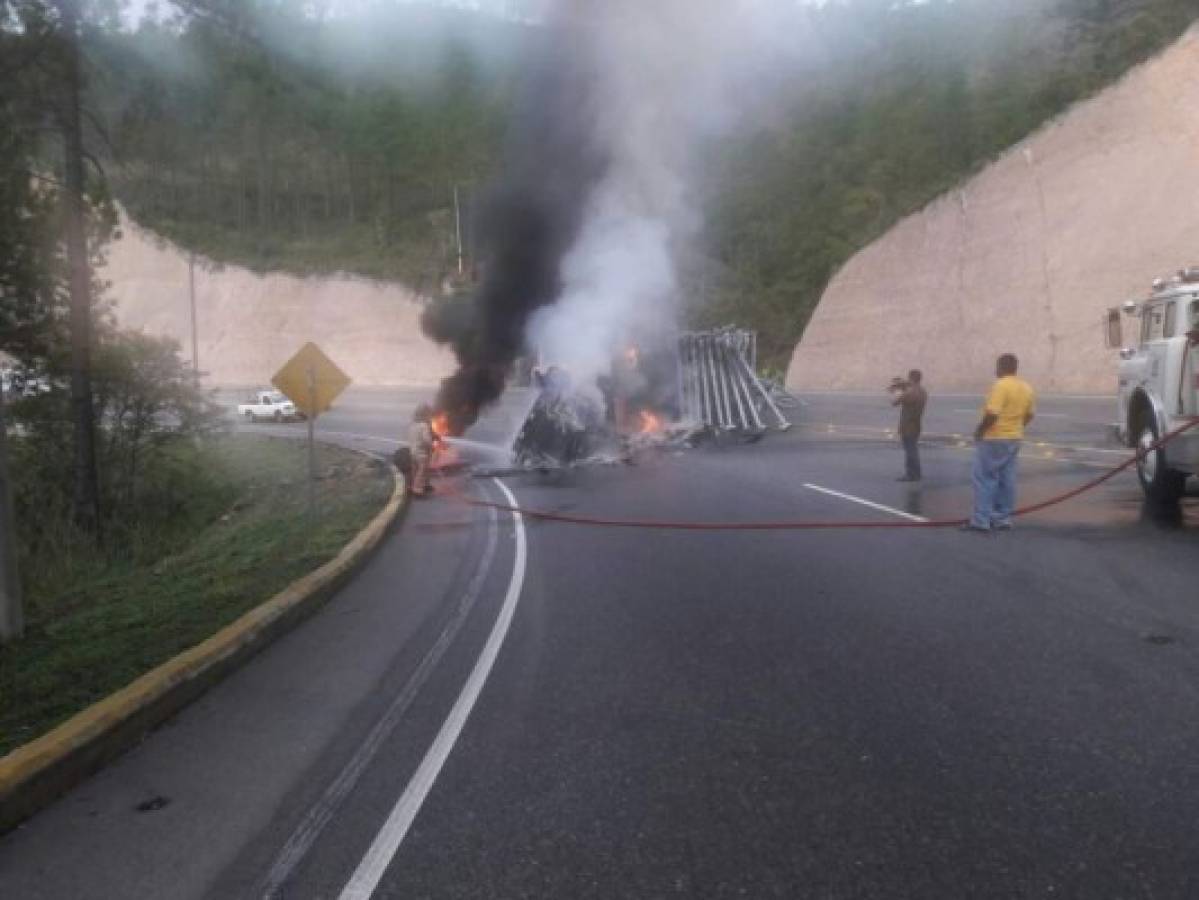 Honduras: Hombre se salva de morir al incendiarse una rastra en su totalidad en la carretera CA-5