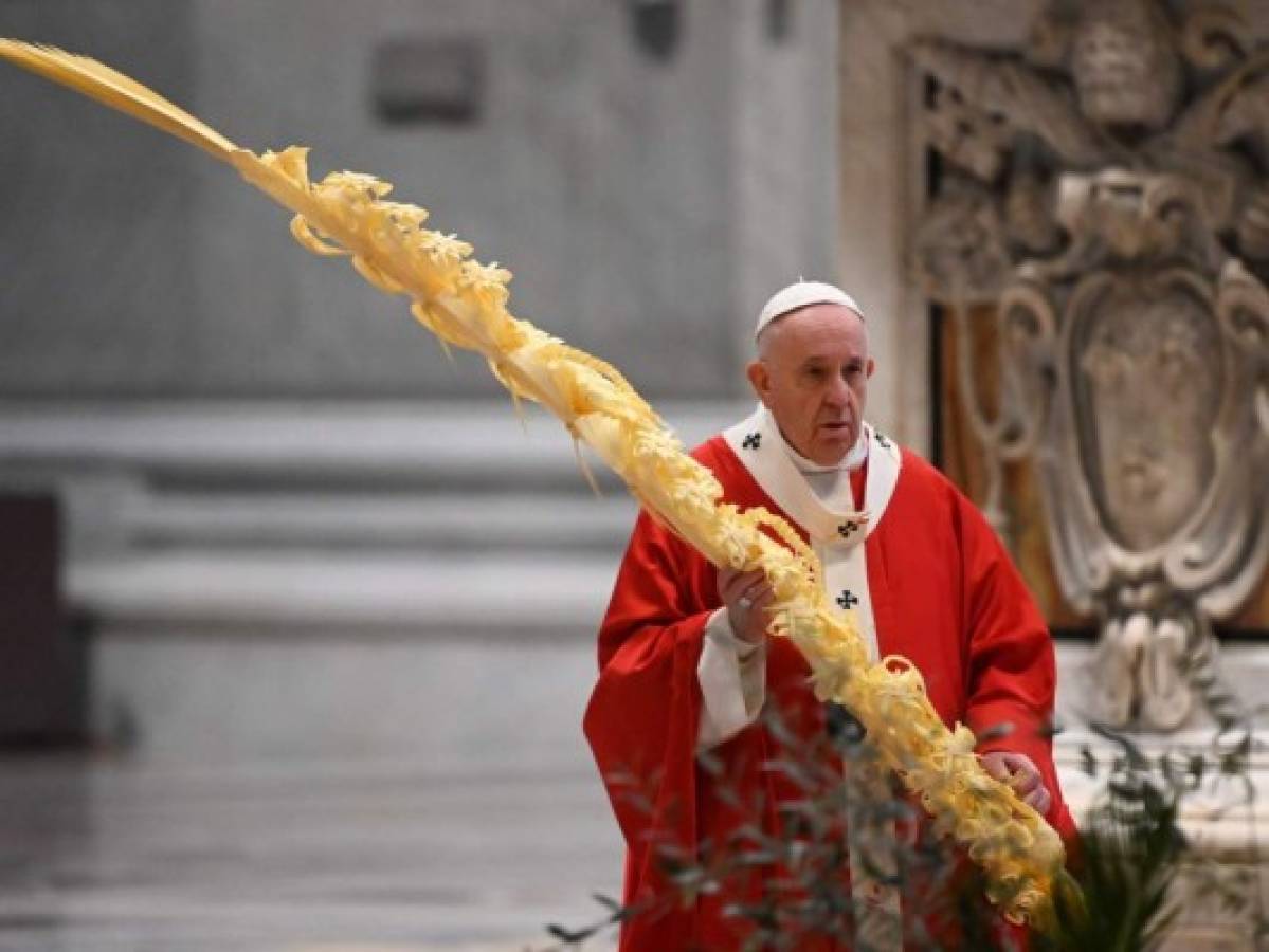 El papa Francisco celebra misa de Domingo de Ramos sin fieles