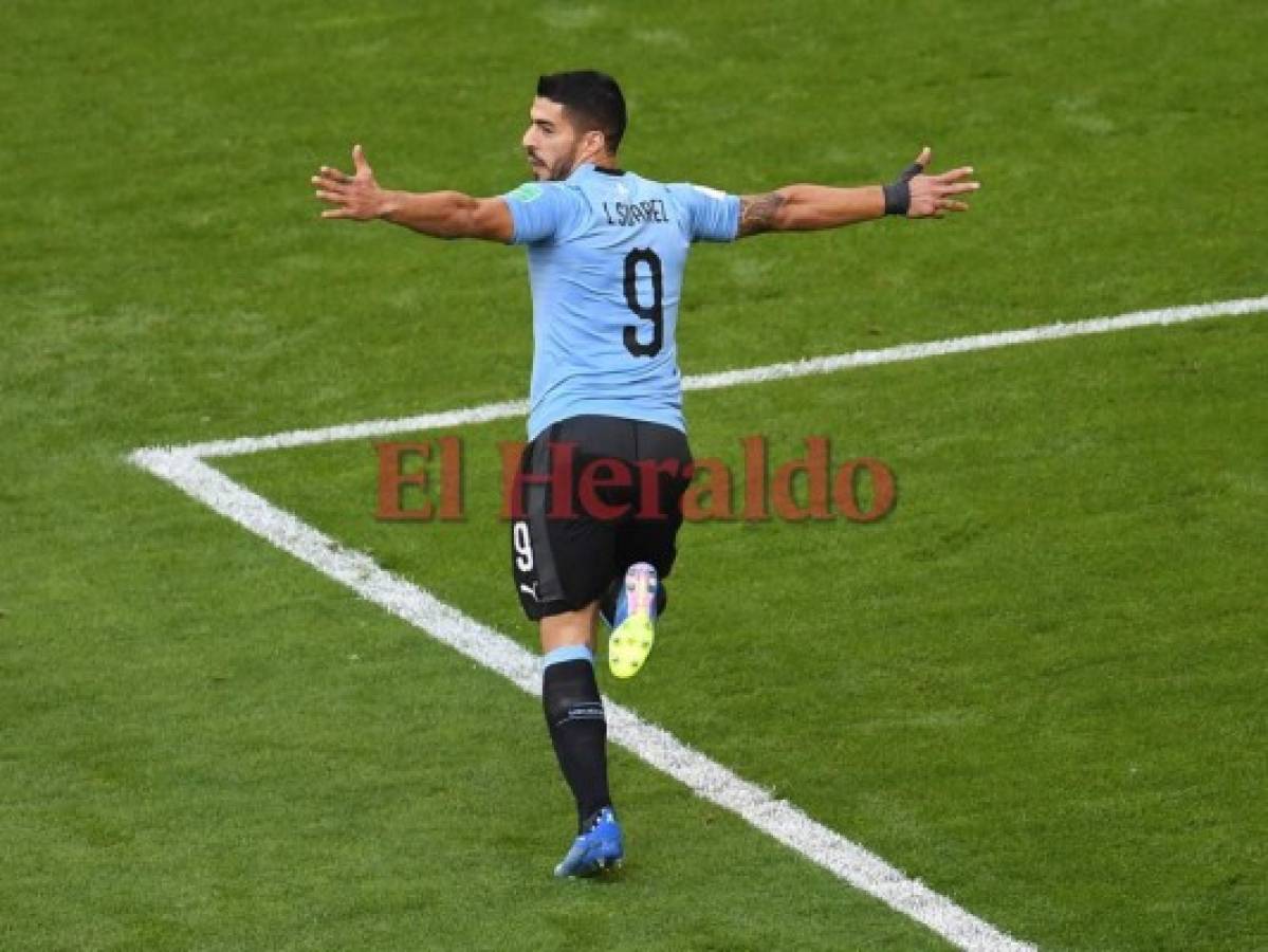 Uruguay golea a Rusia 3-0 y baja de la nube a los anfitriones