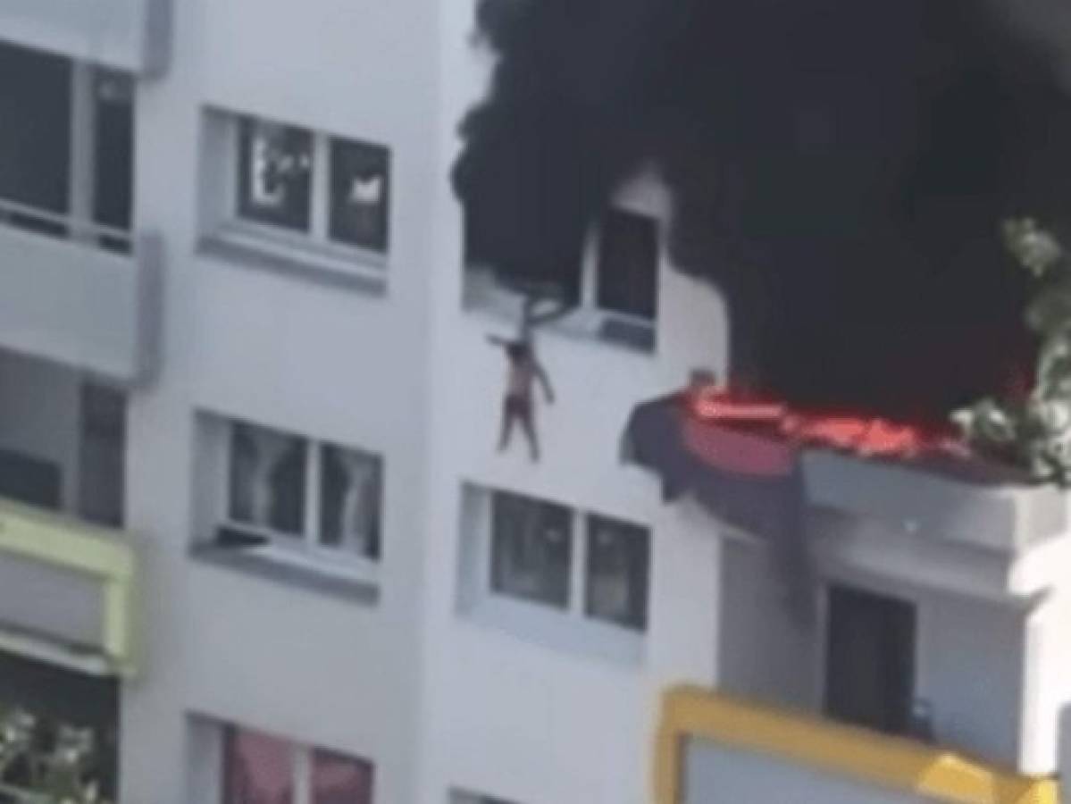 Rescatan a dos niños de edificio en llamas en Francia 