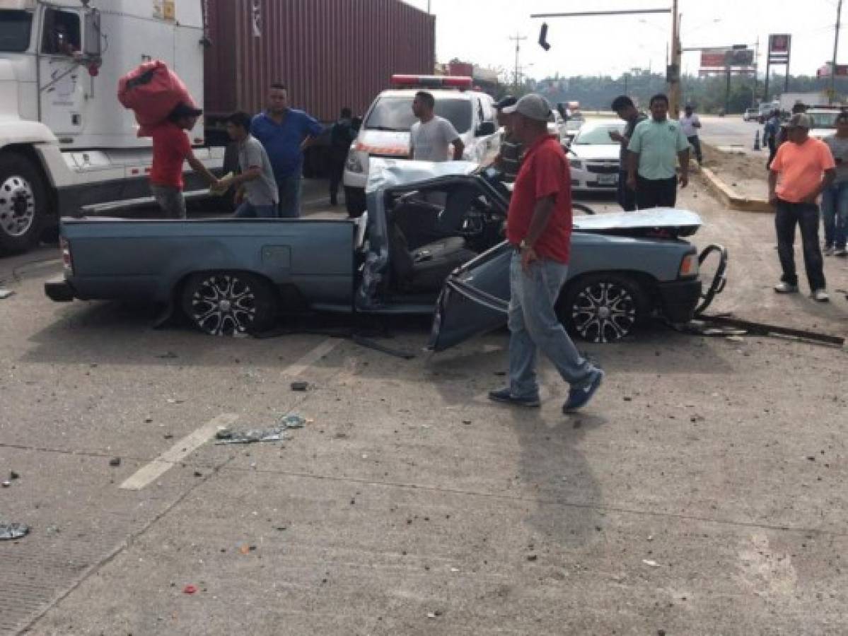 Este carro resultó afectado tras el fuerte impacto de la rastra.