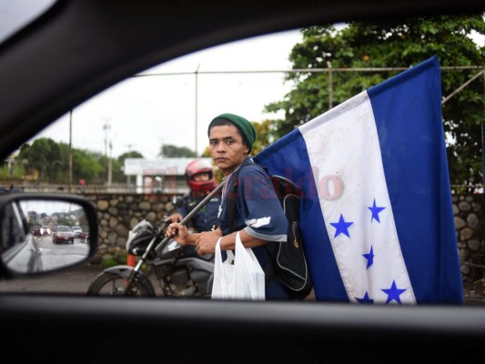La caravana migrante de hondureños intenta llegar a los EEUU, Trump los amenaza.