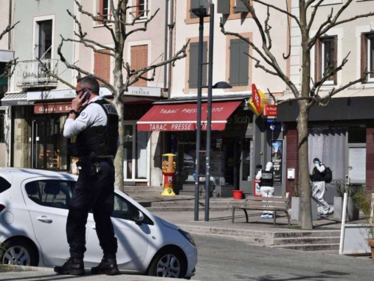 Hombre acuchilla a transeúntes en Francia; mueren dos