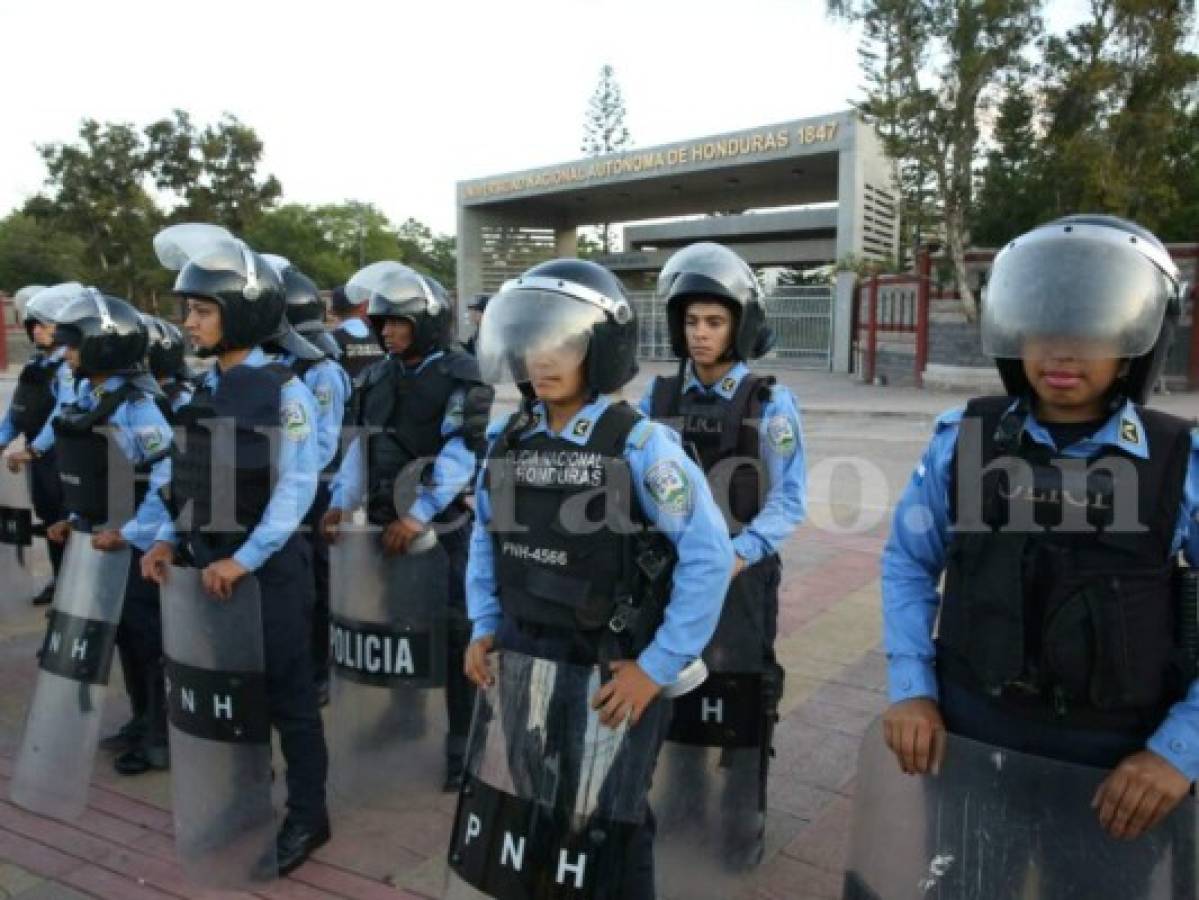 Policía Nacional realiza desalojo de estudiantes encapuchados en la UNAH