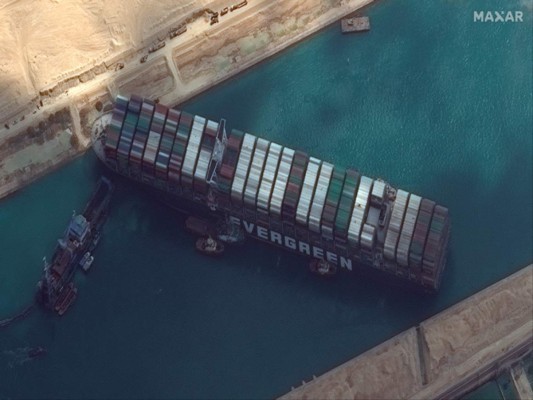 Preparan nuevo intento de liberar buque en Canal de Suez