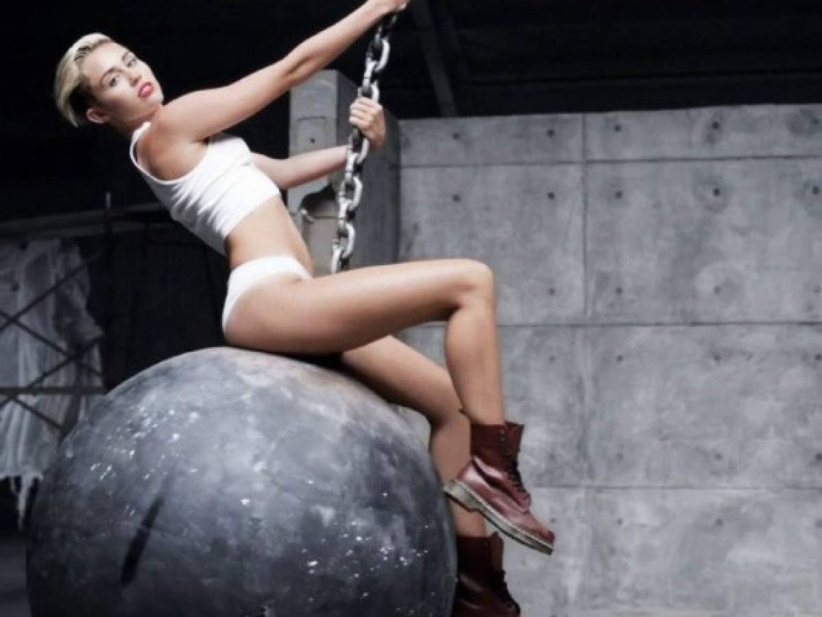 Miley Cyrus confesó haber estado drogada durante la grabación de video de 'Wrecking Ball'