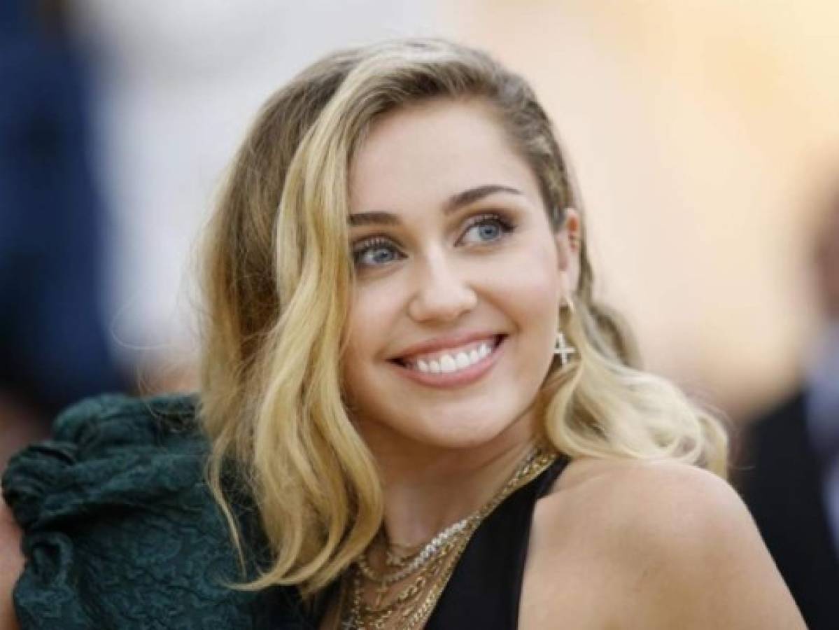Miley Cyrus aclara rumores sobre embarazo de una forma original