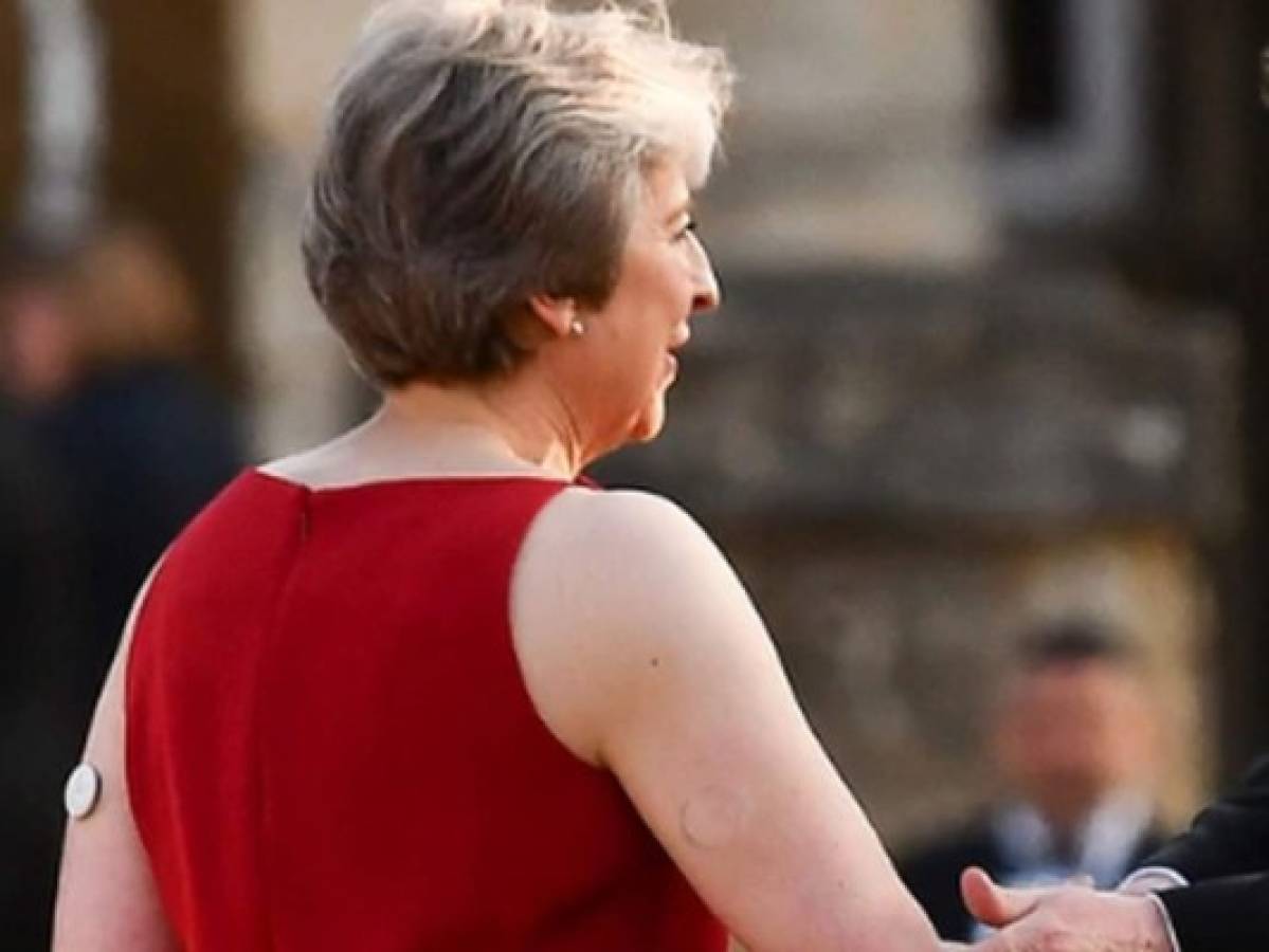 ¿Qué es ese botón blanco que anda en el brazo la ministra británica Theresa May?