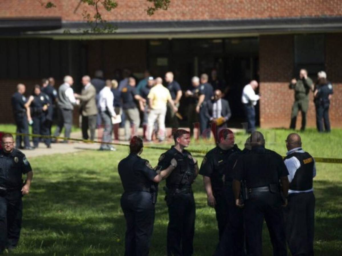 Alumno disparó contra policías en escuela de Tennessee; hay un muerto y un herido