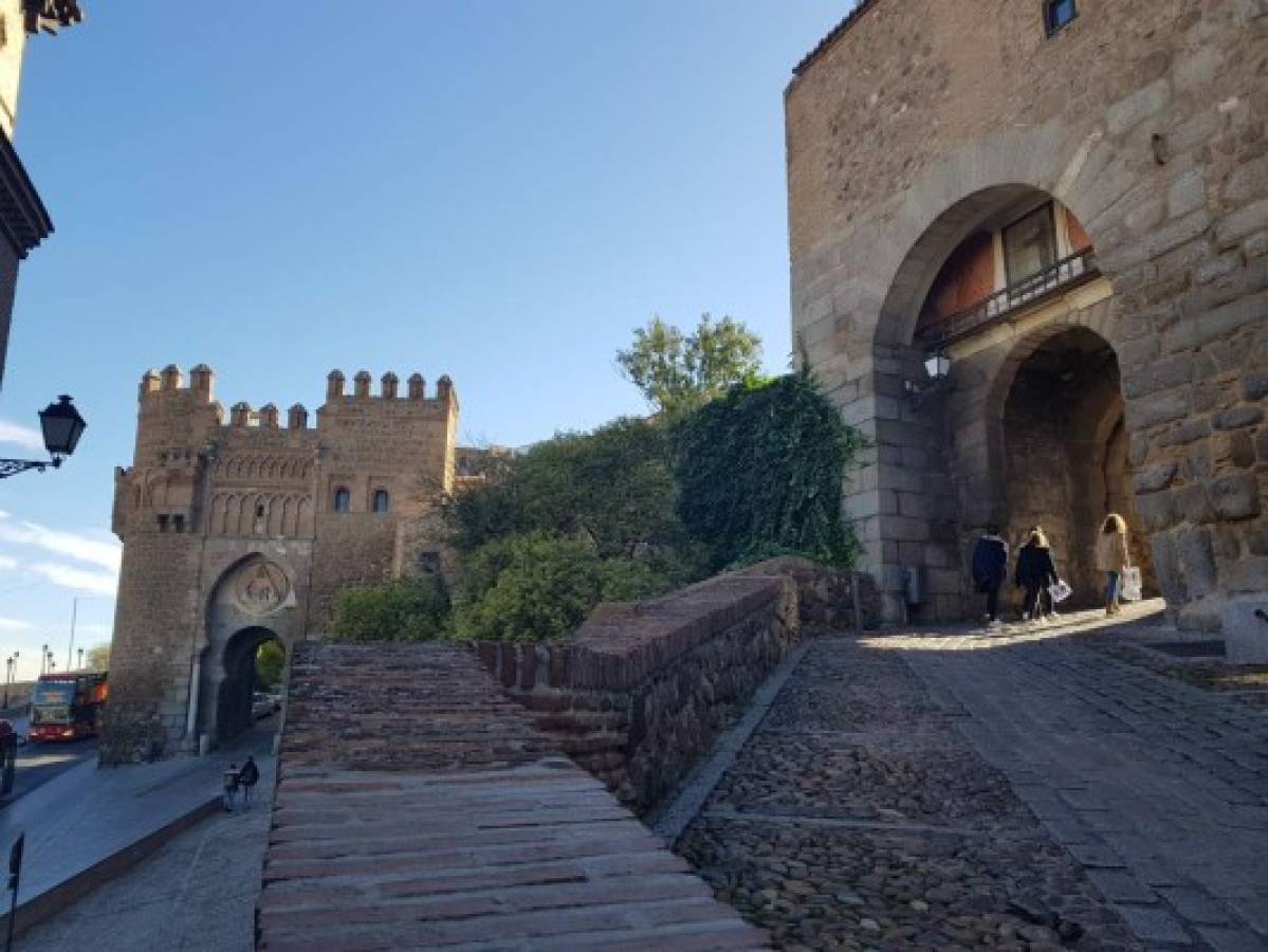 Una enorme muralla protege el centro de Toledo. Al fondo, la Puerta del Sol.