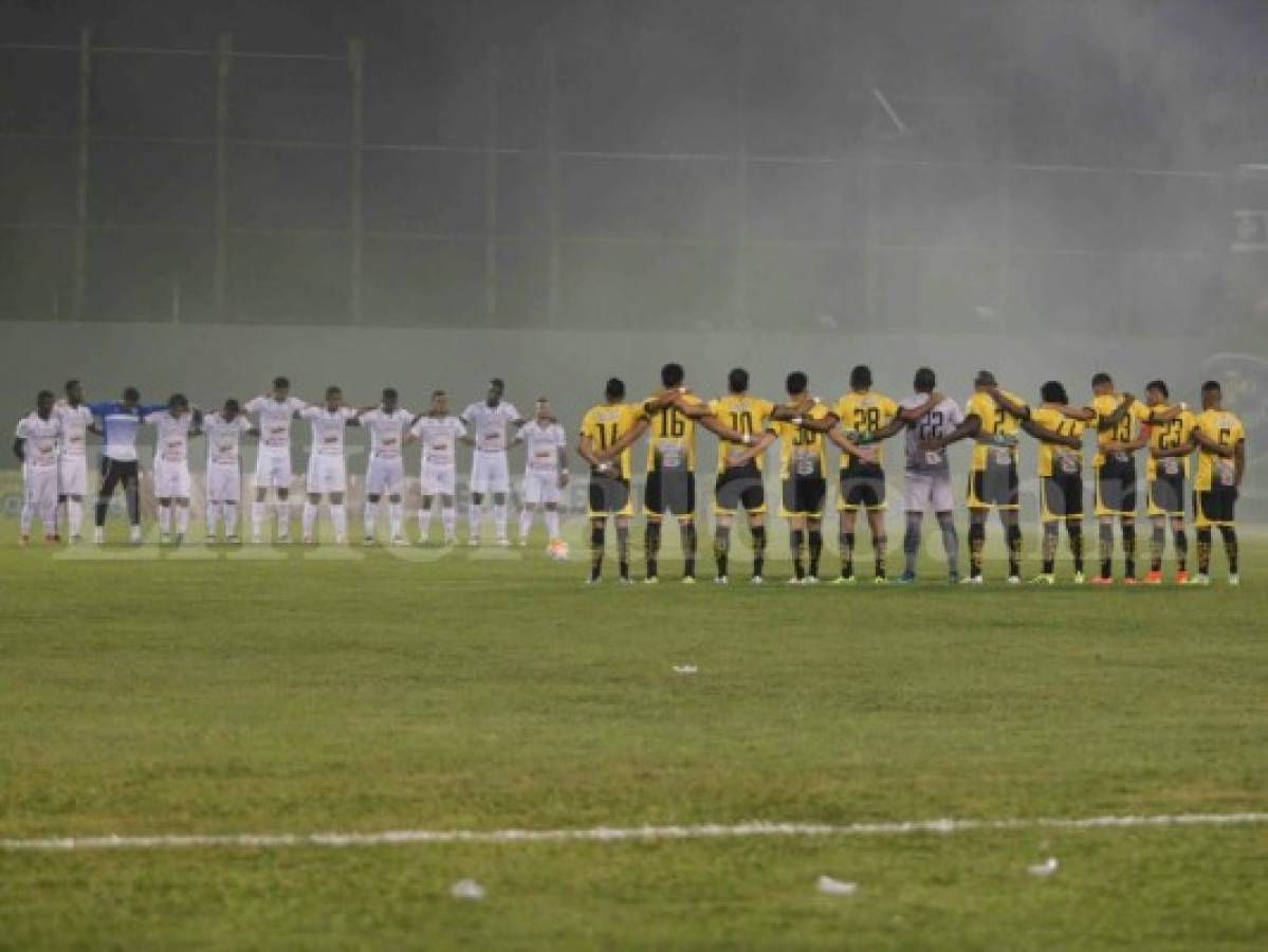 En San Pedro Sula, Platense y Real España guardaron un minuto de silencio en honor al Chapecoense. Foto: Delmer Martínez / Grupo Opsa.