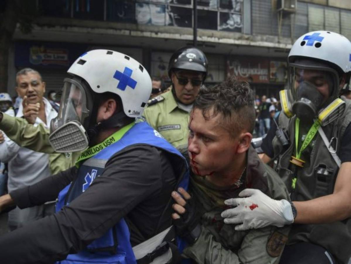 Antimotines se enfrentan con manifestantes opositores en Caracas