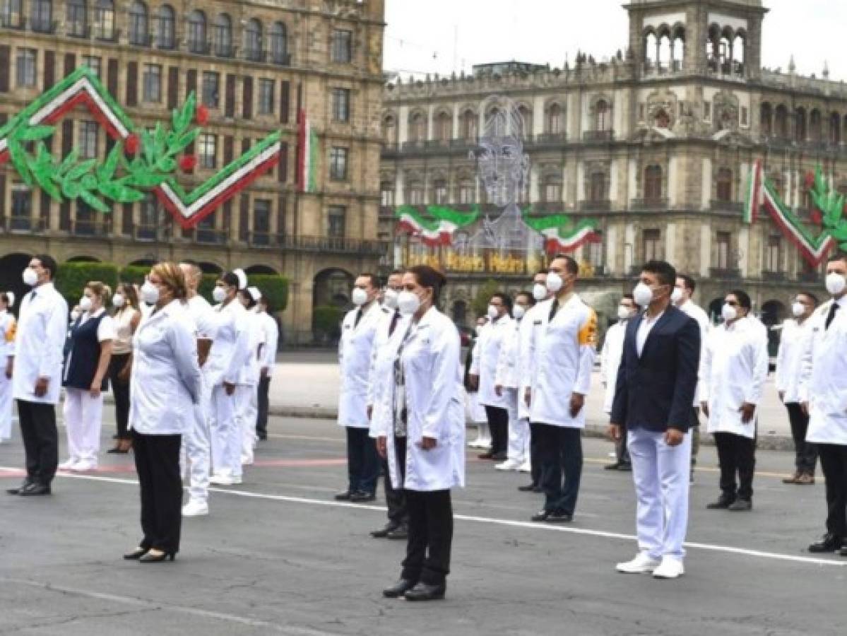Médicos que luchan contra covid-19 son condecorados en fiesta de independencia