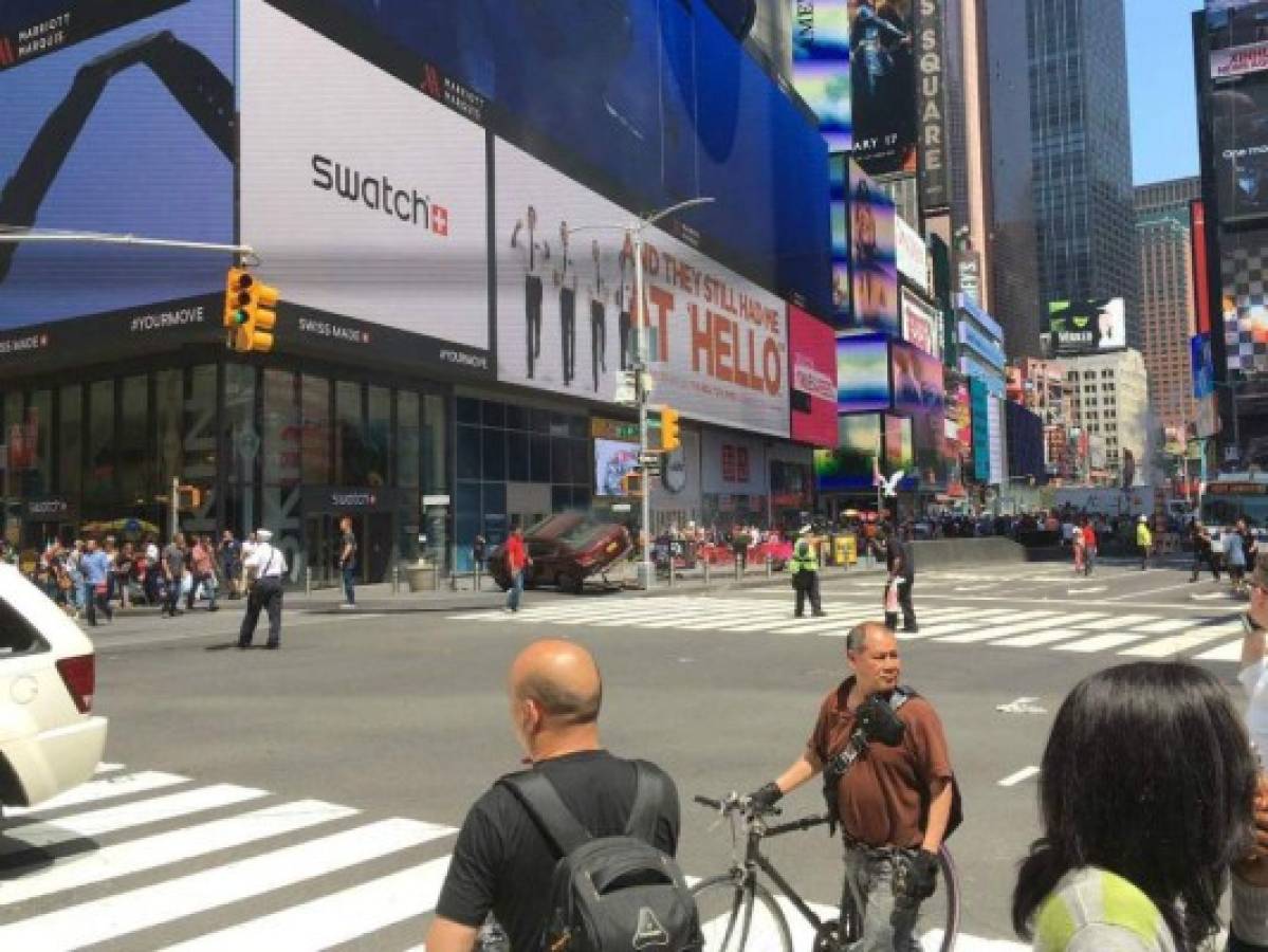 Video muestra el momento que un vehículo embistió a una multitud en Times Square