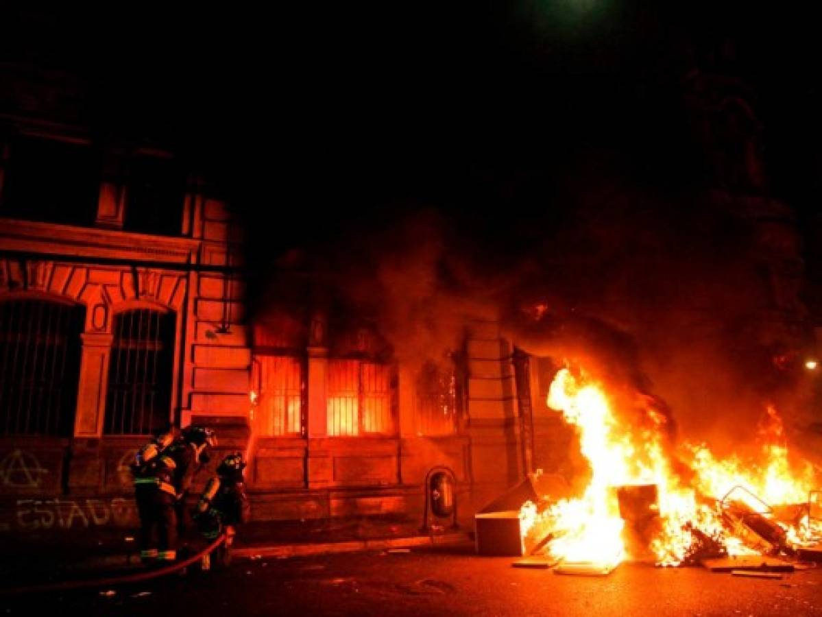 Manifestantes incendian edificio de diario El Mercurio, el más antiguo de Chile