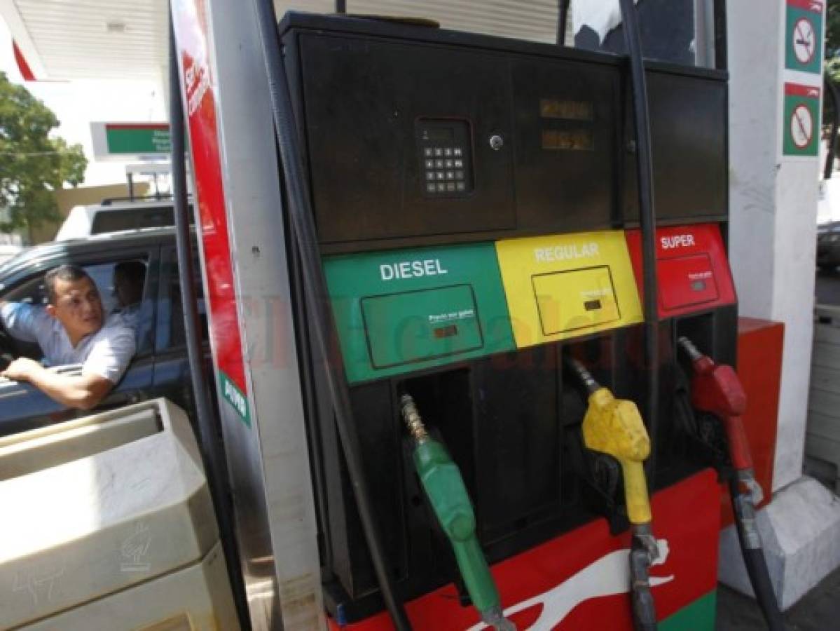 Terminó la época de fuertes rebajas a los combustibles