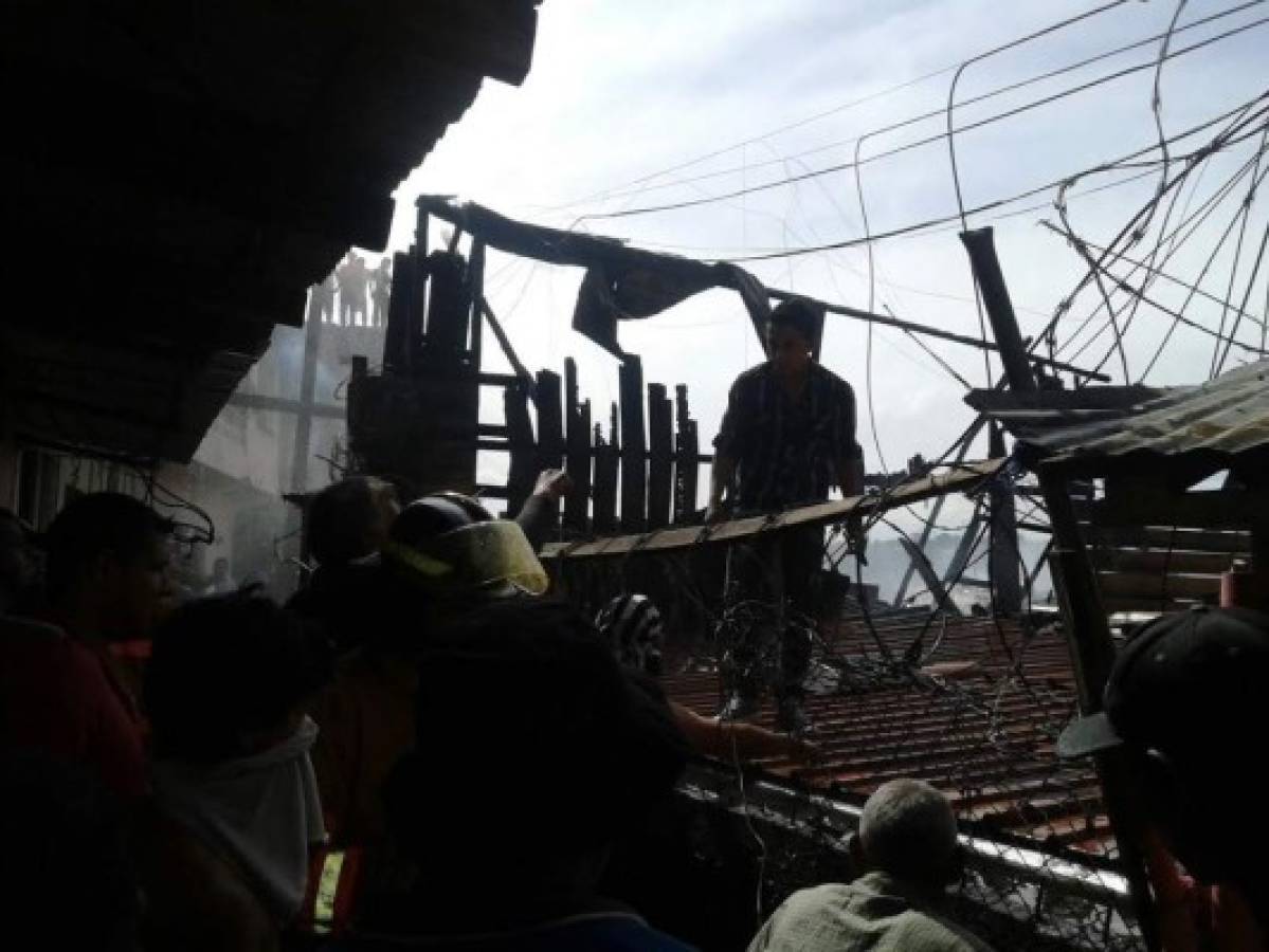 Honduras: Incendio en la Divanna consume cuatro viviendas