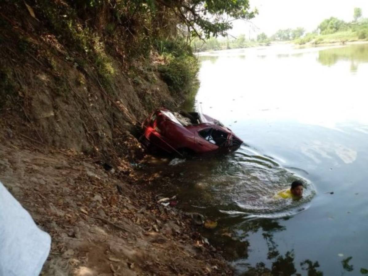 Una mujer muere y un niño desaparece tras caer vehículo al río Ulúa