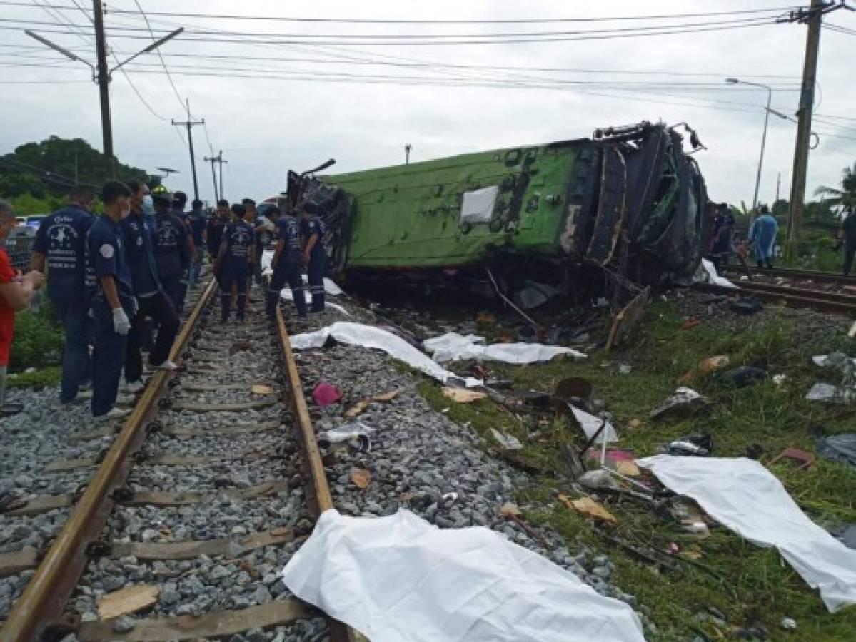 Tailandia: 17 muertos tras chocar un tren y un autobús