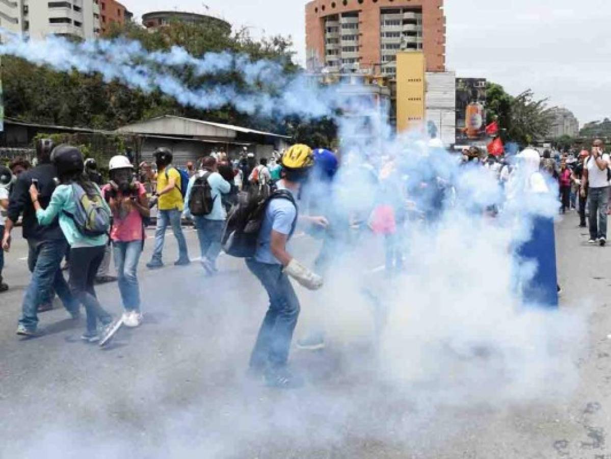 Bombas lacrimógenas contra marcha de miles de opositores en Venezuela  