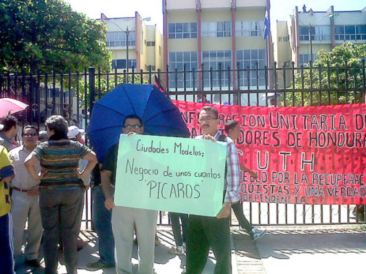 Protestan contra ciudades modelo