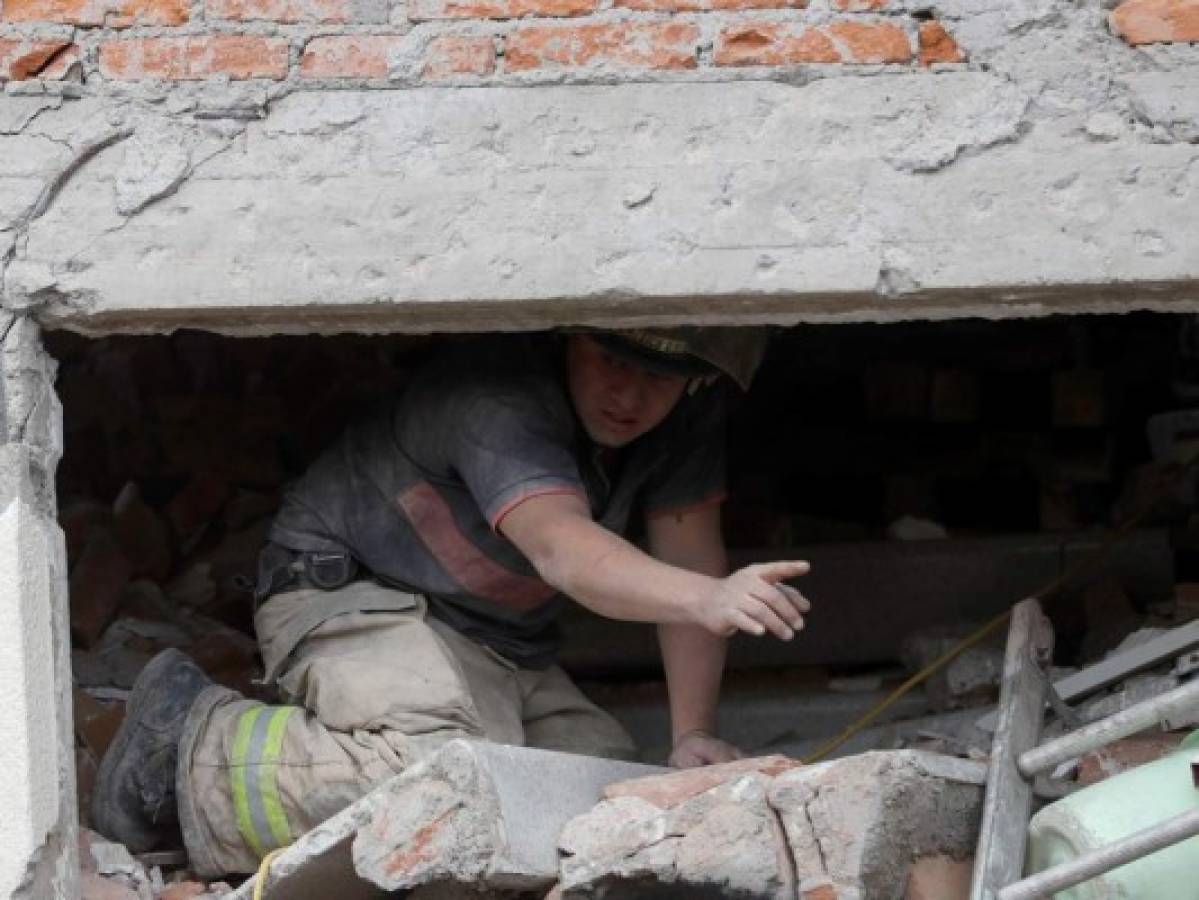 Niña atrapada, símbolo del rescate tras terremoto en México