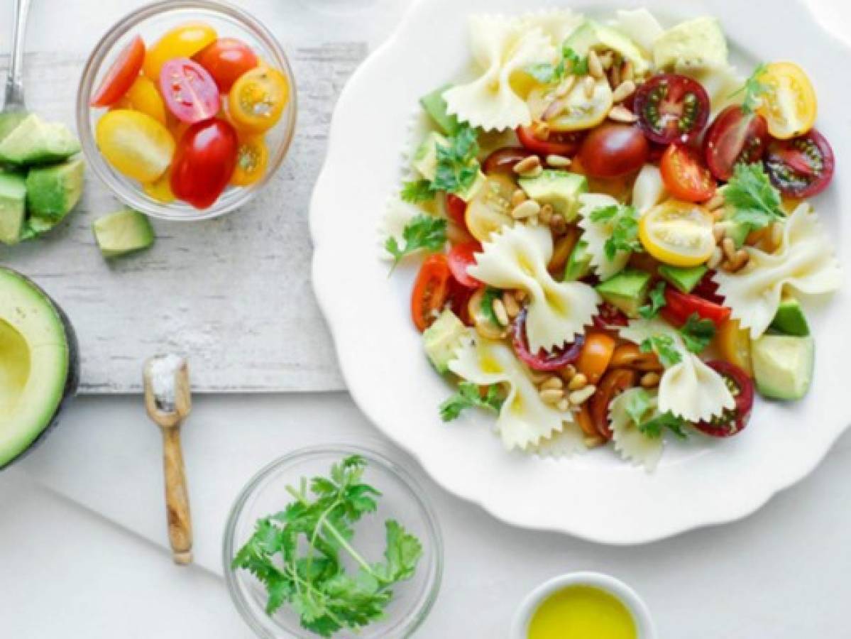 Elabora una ensalada de pasta con aguacate fácil, rápida y sana