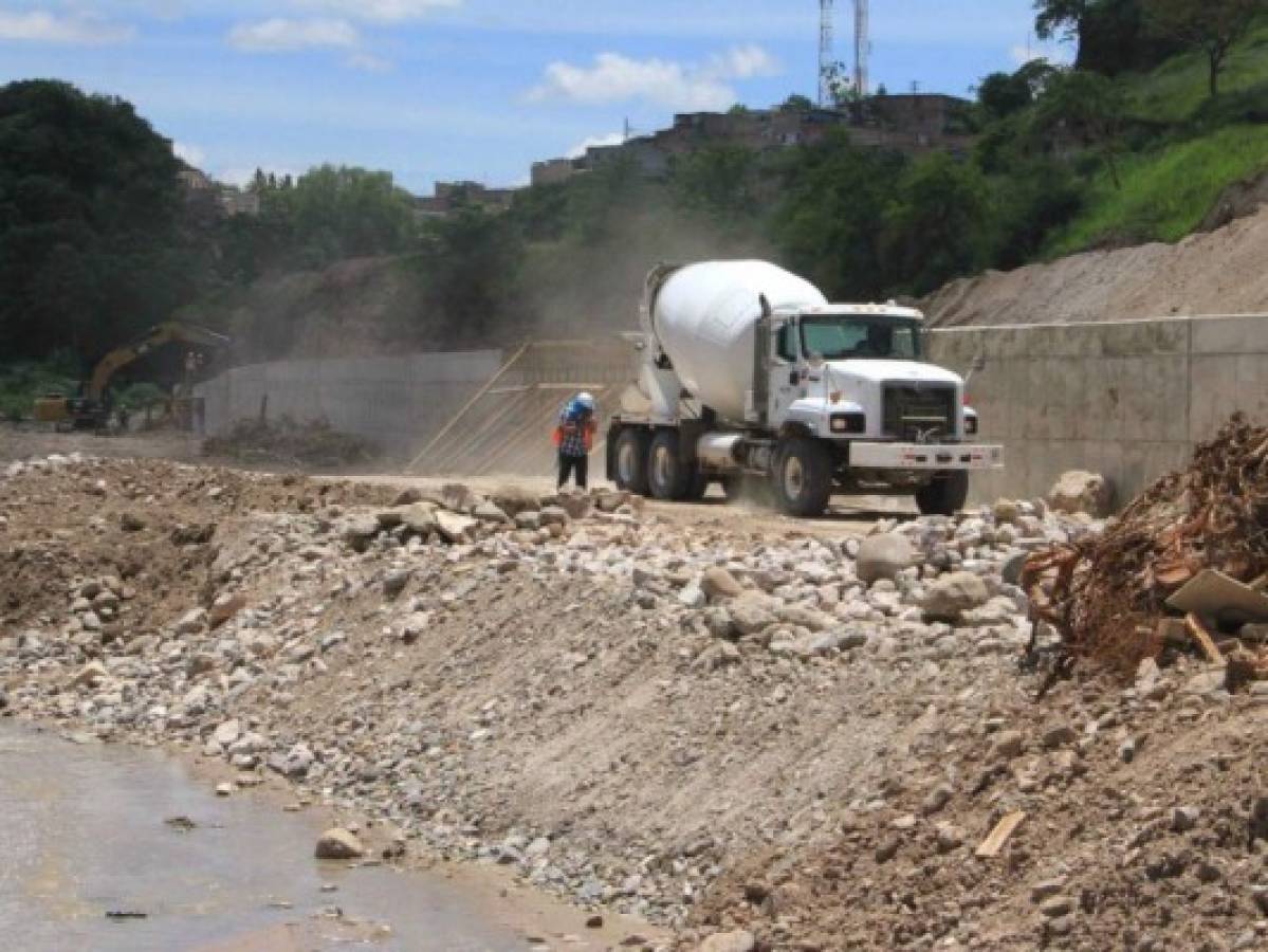 JOH y 'Tito” supervisan trabajos en la vía rápida