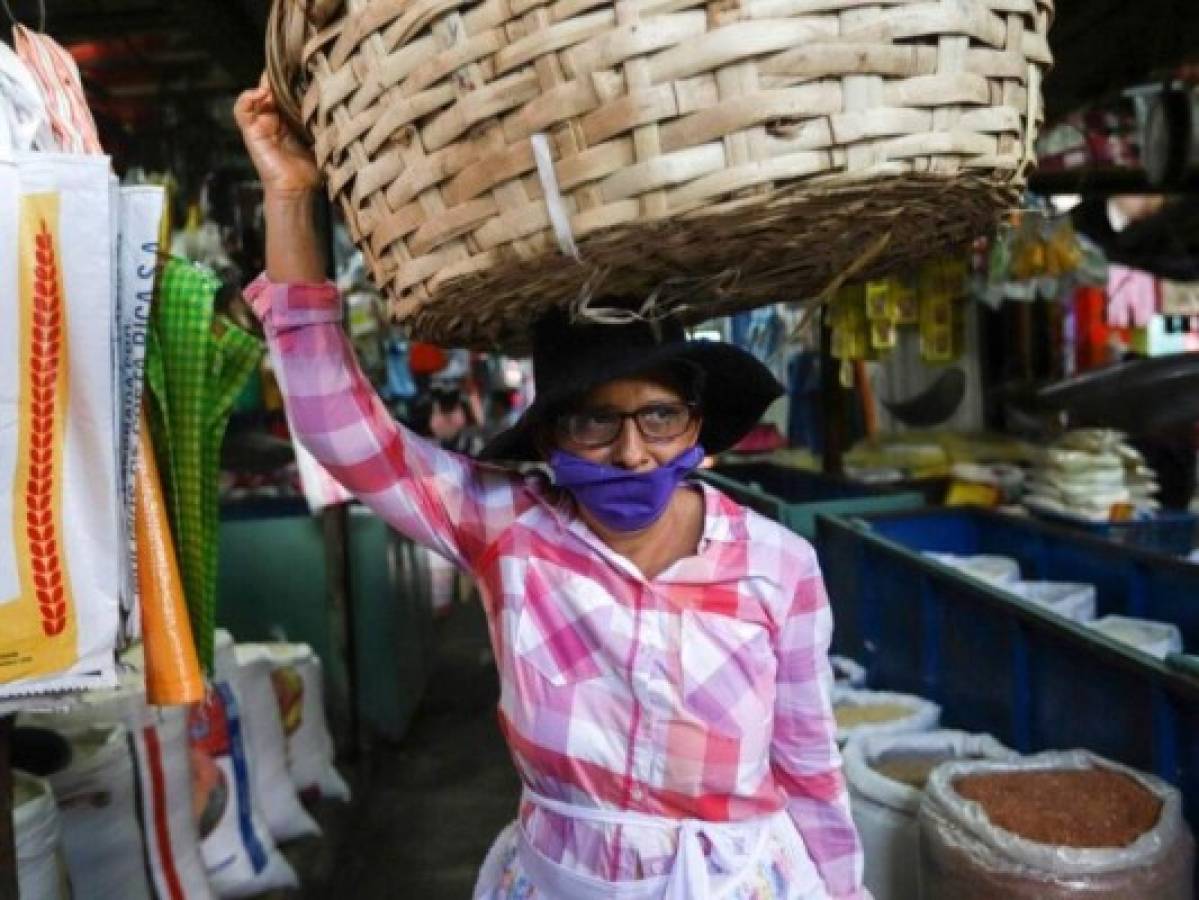Una mujer camina por un mercado de Nicaragua, país donde nunca se restringió el comercio, ni la movilidad.