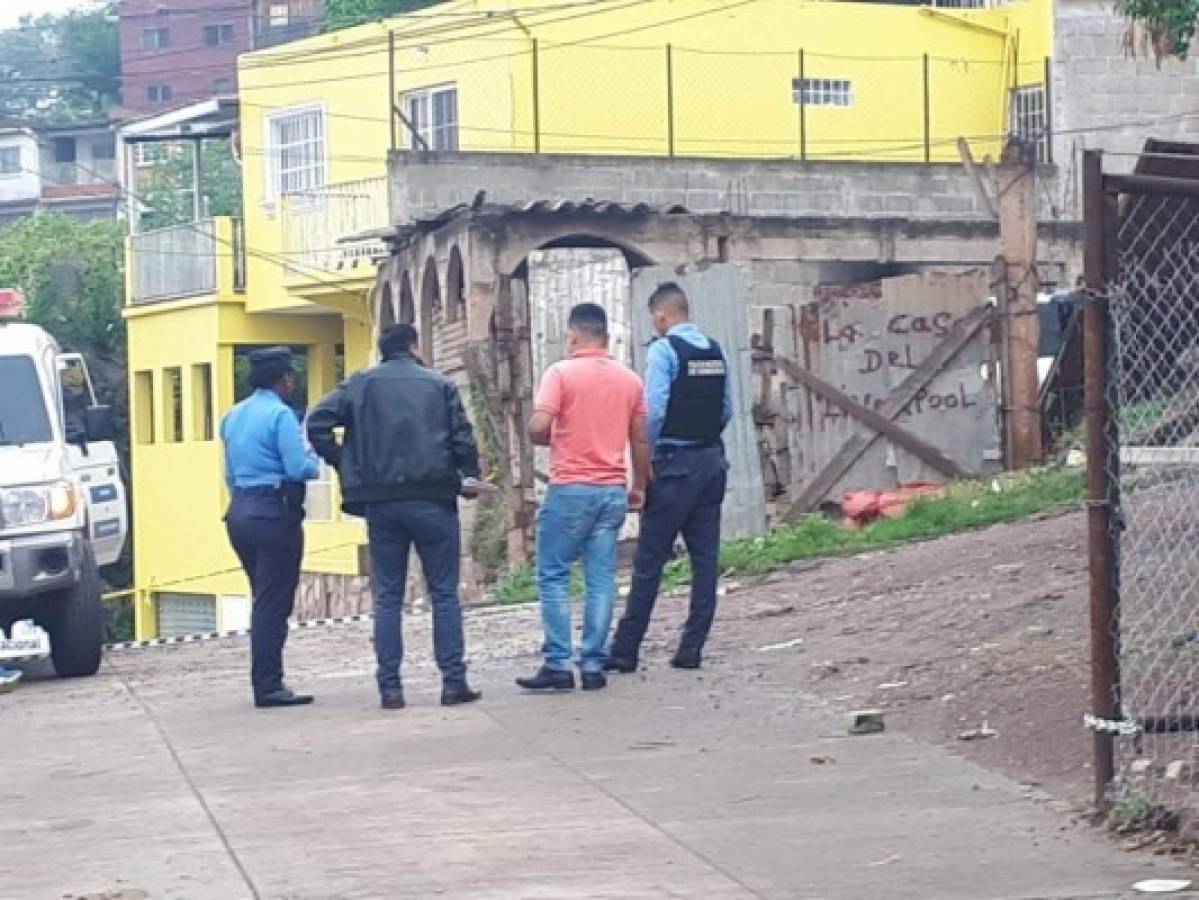 Hallan cadáver encostalado en calle de barrio El Manchén de la capital