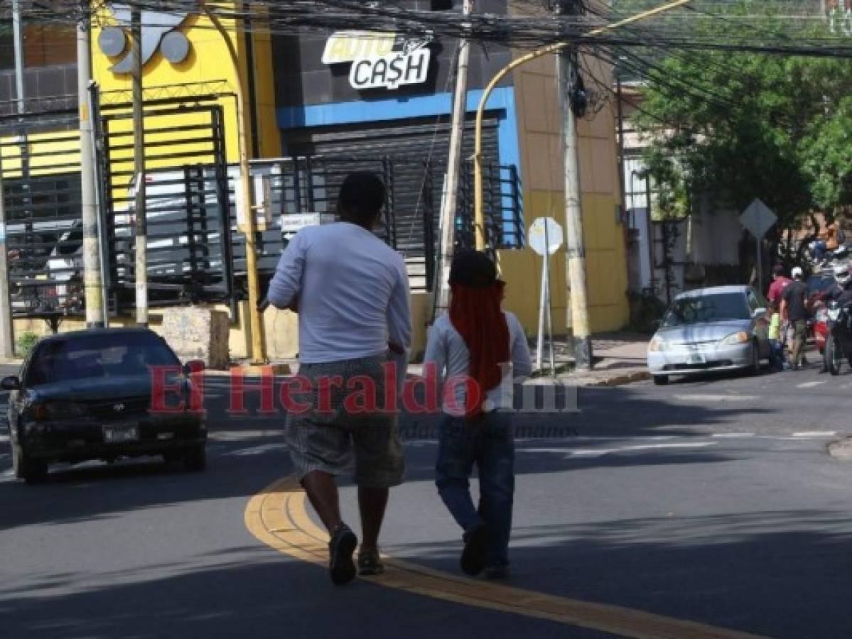 Muchas personas al ver al hombre y el niño les lanzan insultos sin saber que el joven tenía trabajo en una panadería y que el niño jamás había pedido dinero. Foto: Alex Pérez/ EL HERALDO.