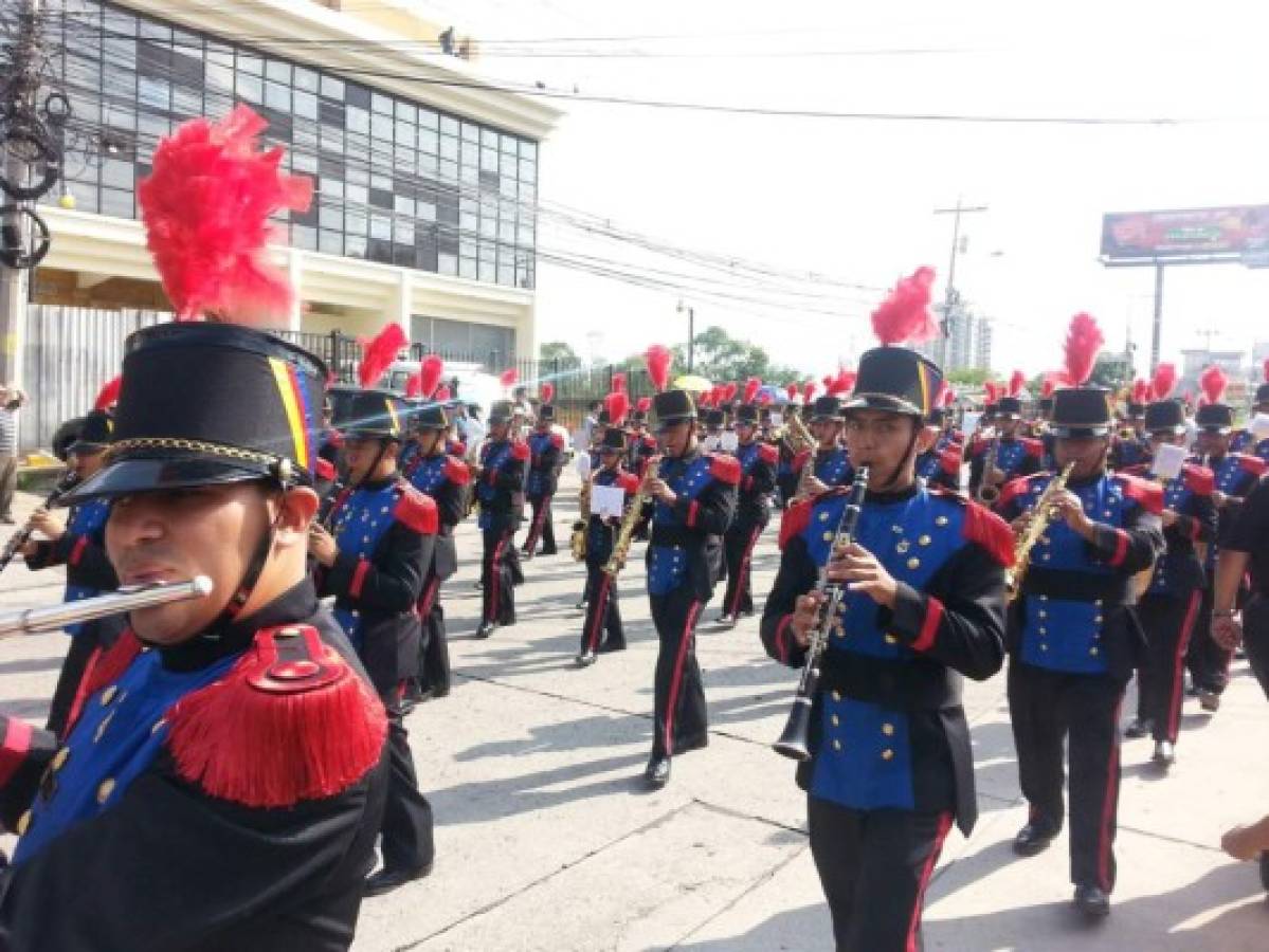 Desfile en homenaje a Francisco Morazán en el Día del Soldado