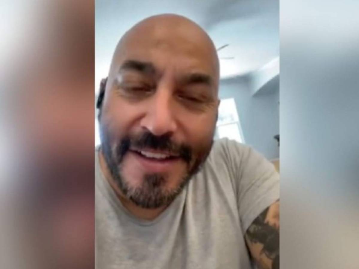 Lupillo sonriente tras el reemplazo de su tatuaje. Foto: Lupillo Rivera.