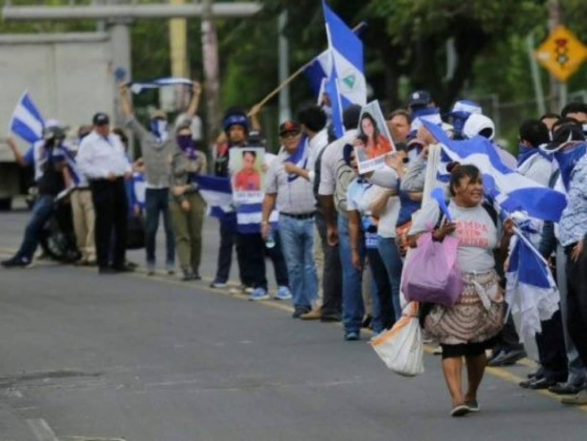 Manifestantes hacen cadena humana para pedir libertad de presos políticos en Nicaragua  