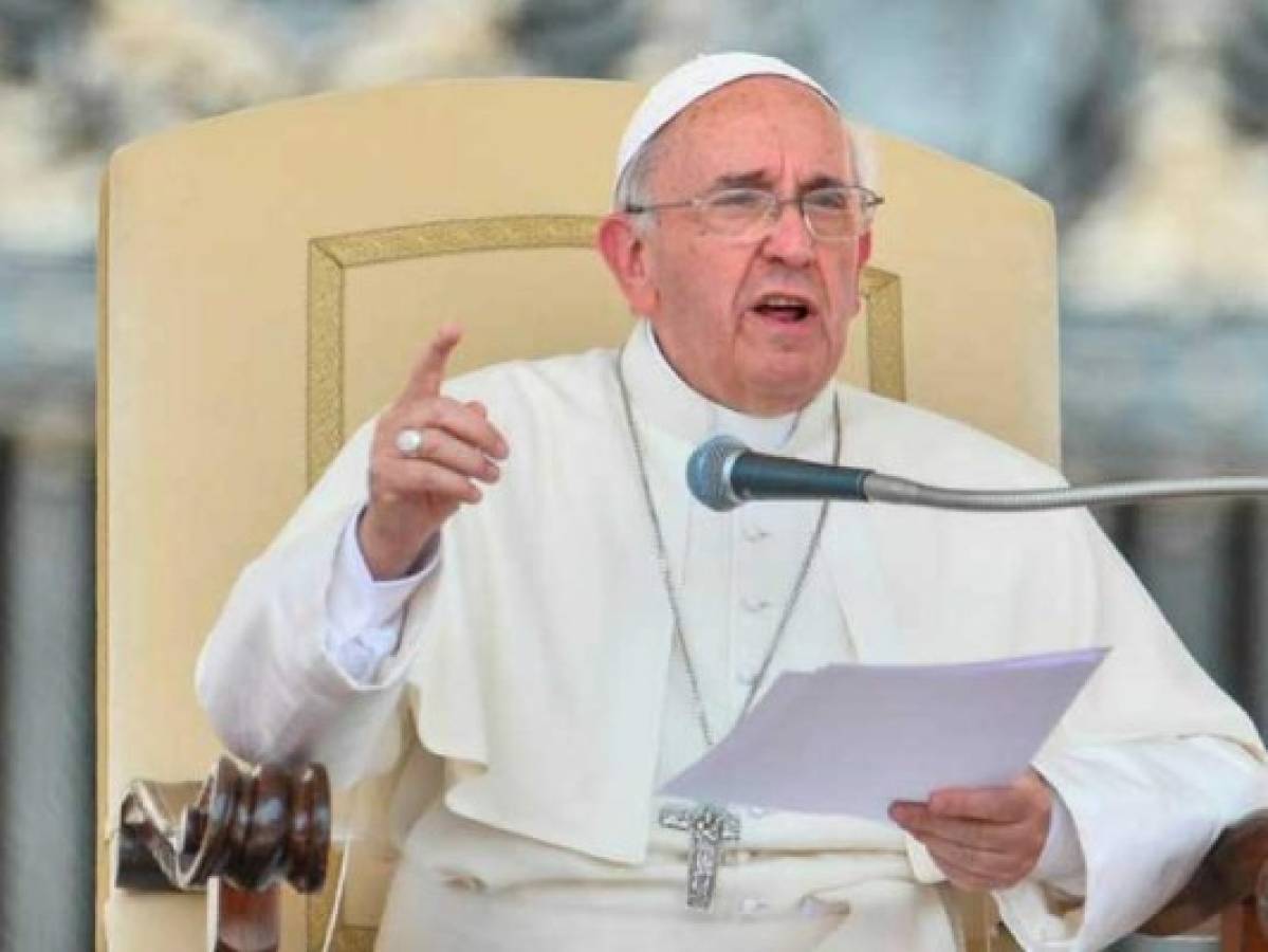 El papa condena a los medios que 'ensucian' a los migrantes
