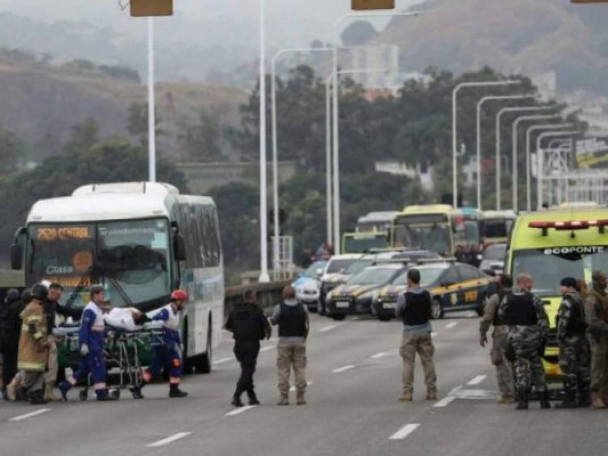 Policía abate a secuestrador del puente de Río de Janeiro