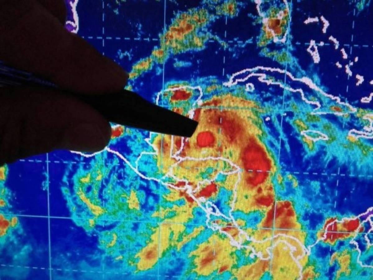 Honduras: Earl se convierte en huracán cerca de Islas de la Bahía