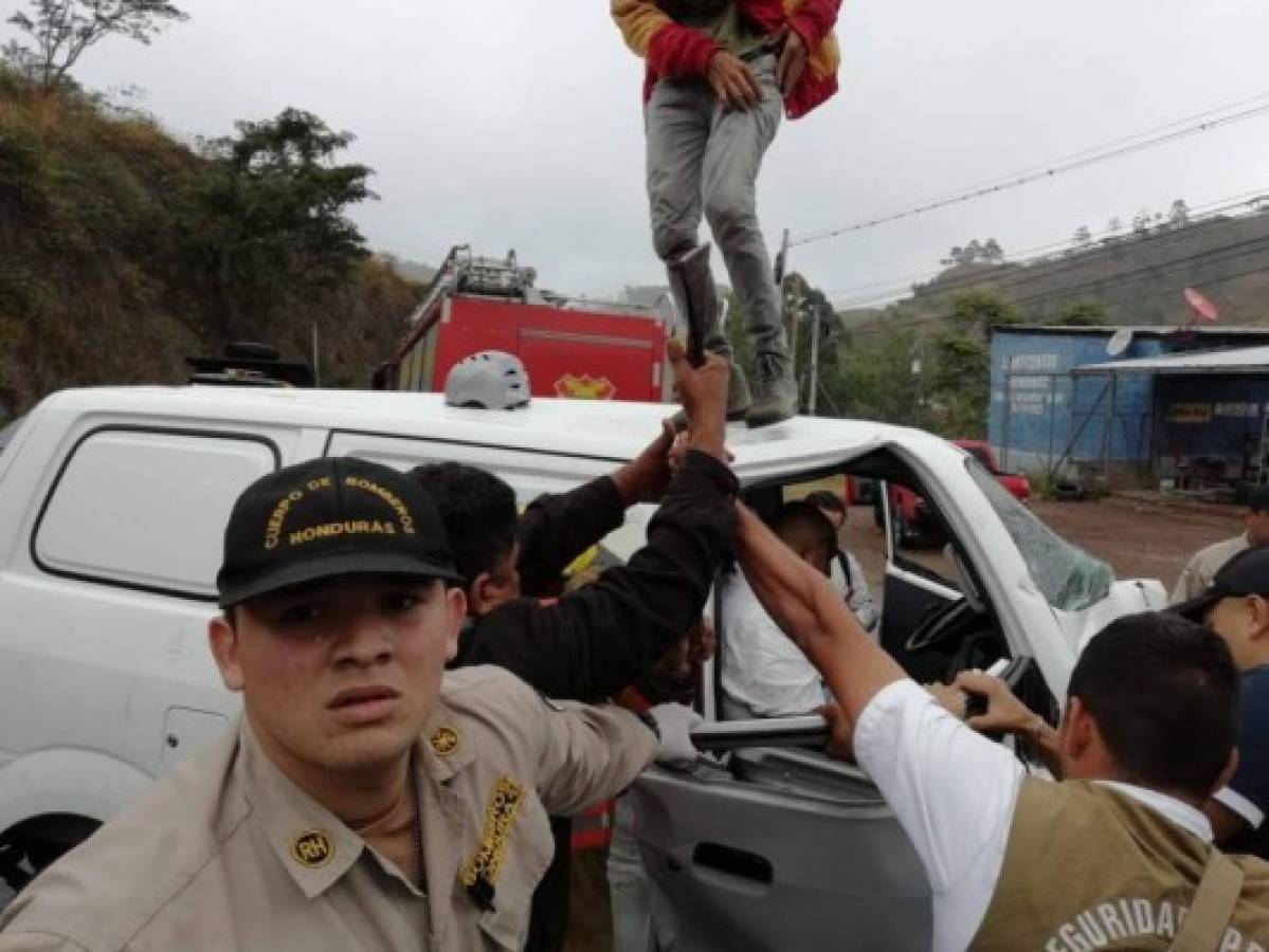 Rescatan a pasajero que había quedado atrapado en vehículo tras accidente vial