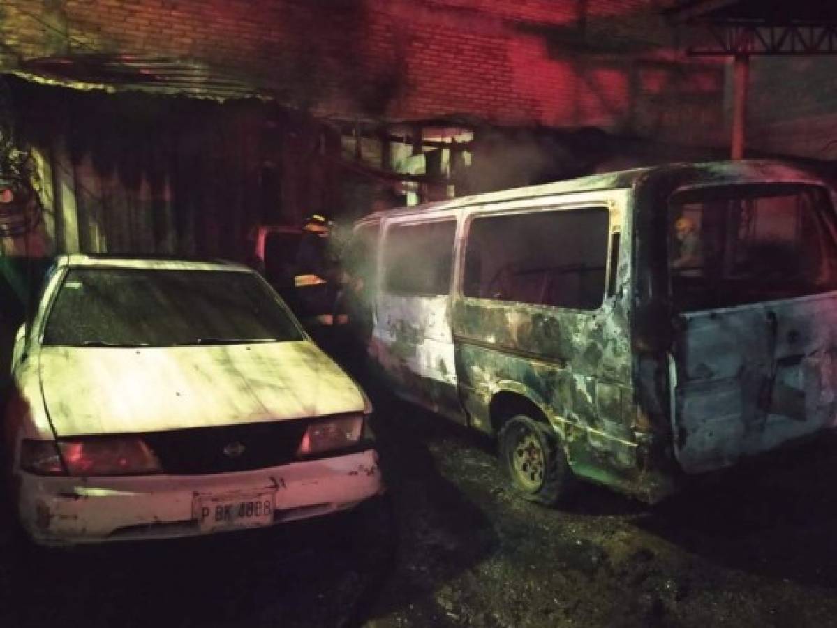 Incendio consume dos vehículos y parte de un taller de mecánica en Comayagüela