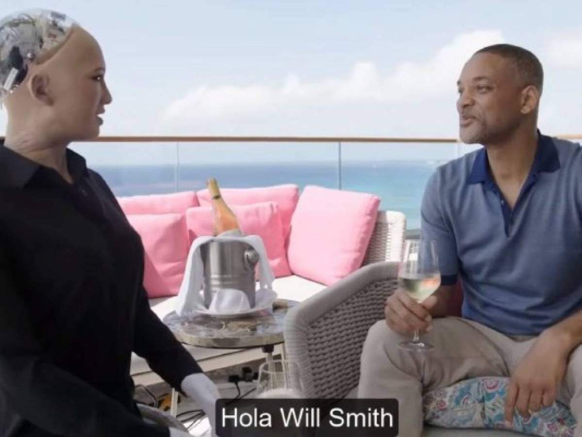 Will Smith se lleva desilusión al intentar besar a la robot Sofía