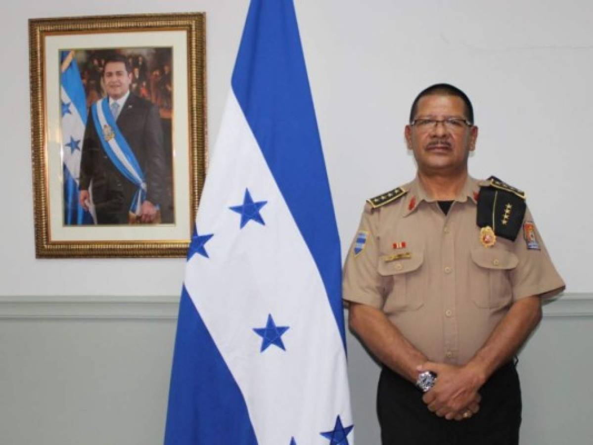 Nombran a José Manuel Zelaya comandante general del Cuerpo de Bomberos