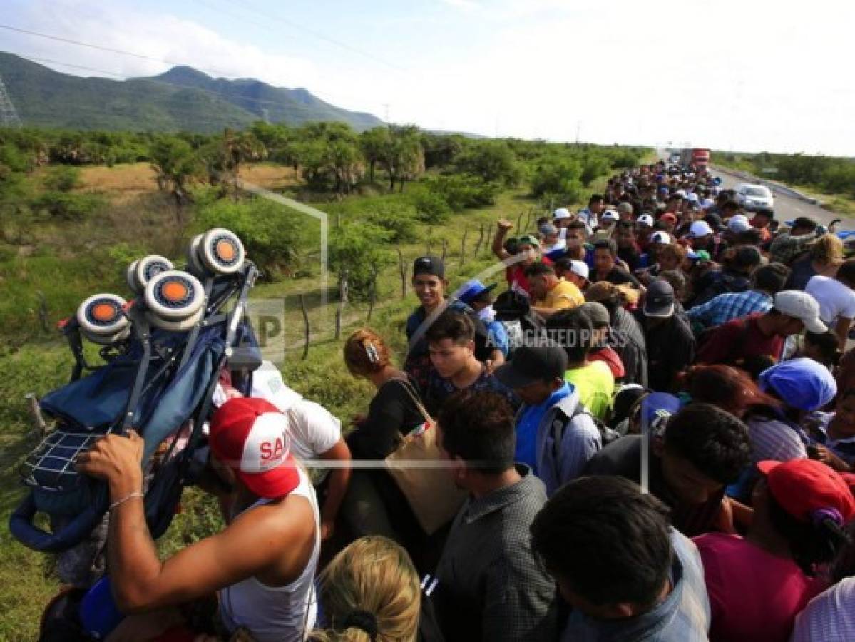 La caravana migrante descansa y espera transporte a la Ciudad de México 