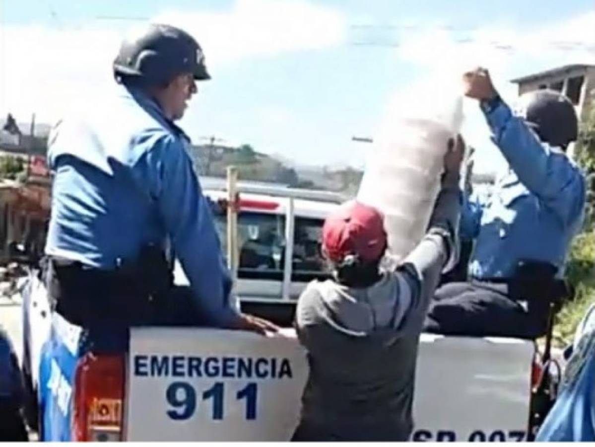 Elementos de la Policía Nacional reparten comida en manifestación