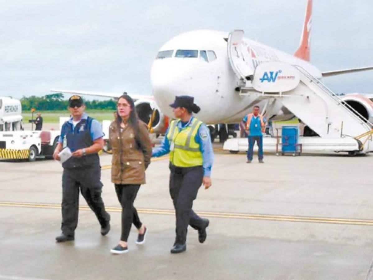 Momento en que Ilsa Molina pisó suelo hondureño a las 2:05 de la tarde, luego de bajarse del avión en el aeropuerto Villeda Morales de SPS.