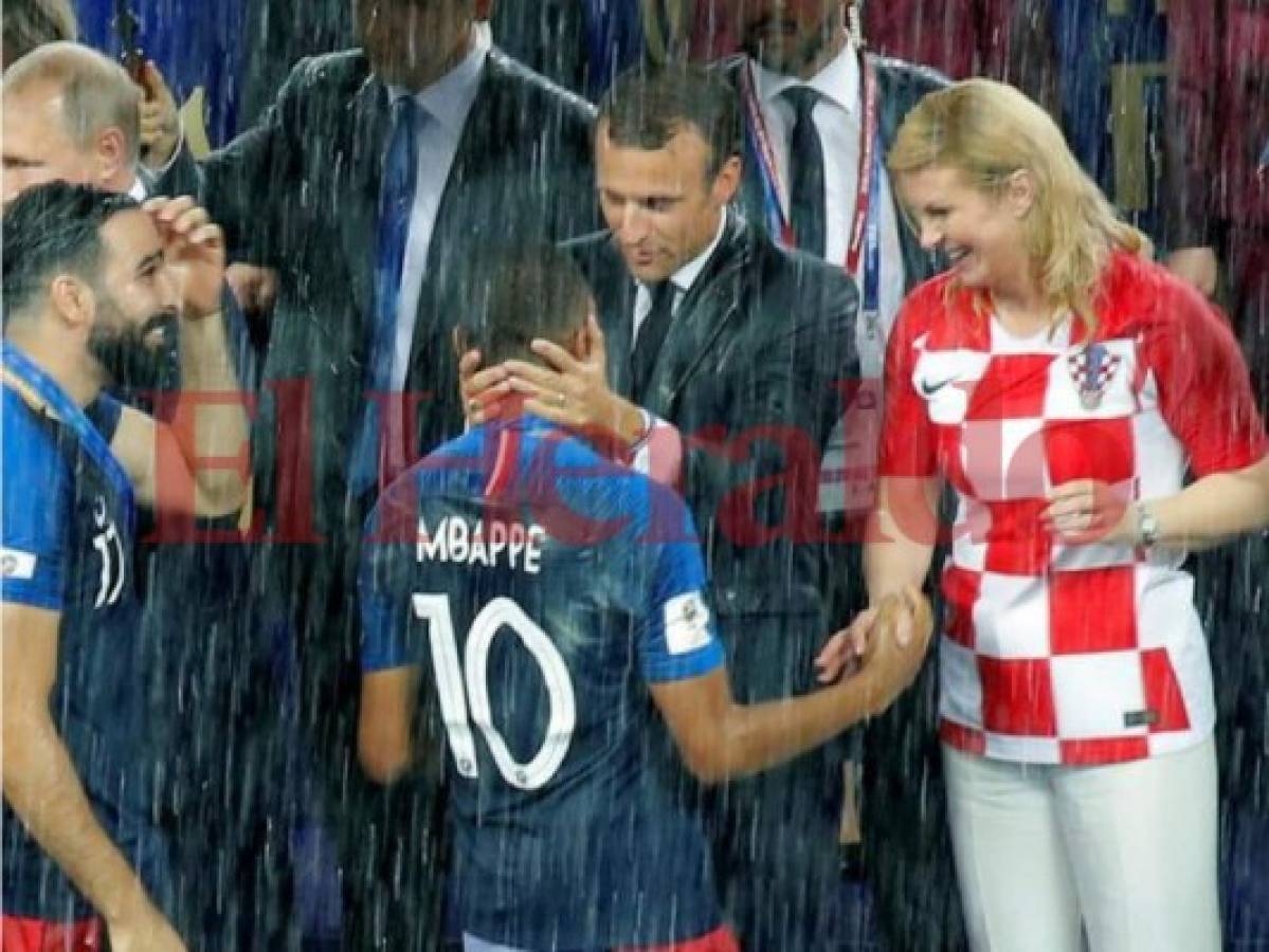 Bajo la lluvia, presidenta de Croacia apoya a su equipo tras perder la final del Mundial ante Francia