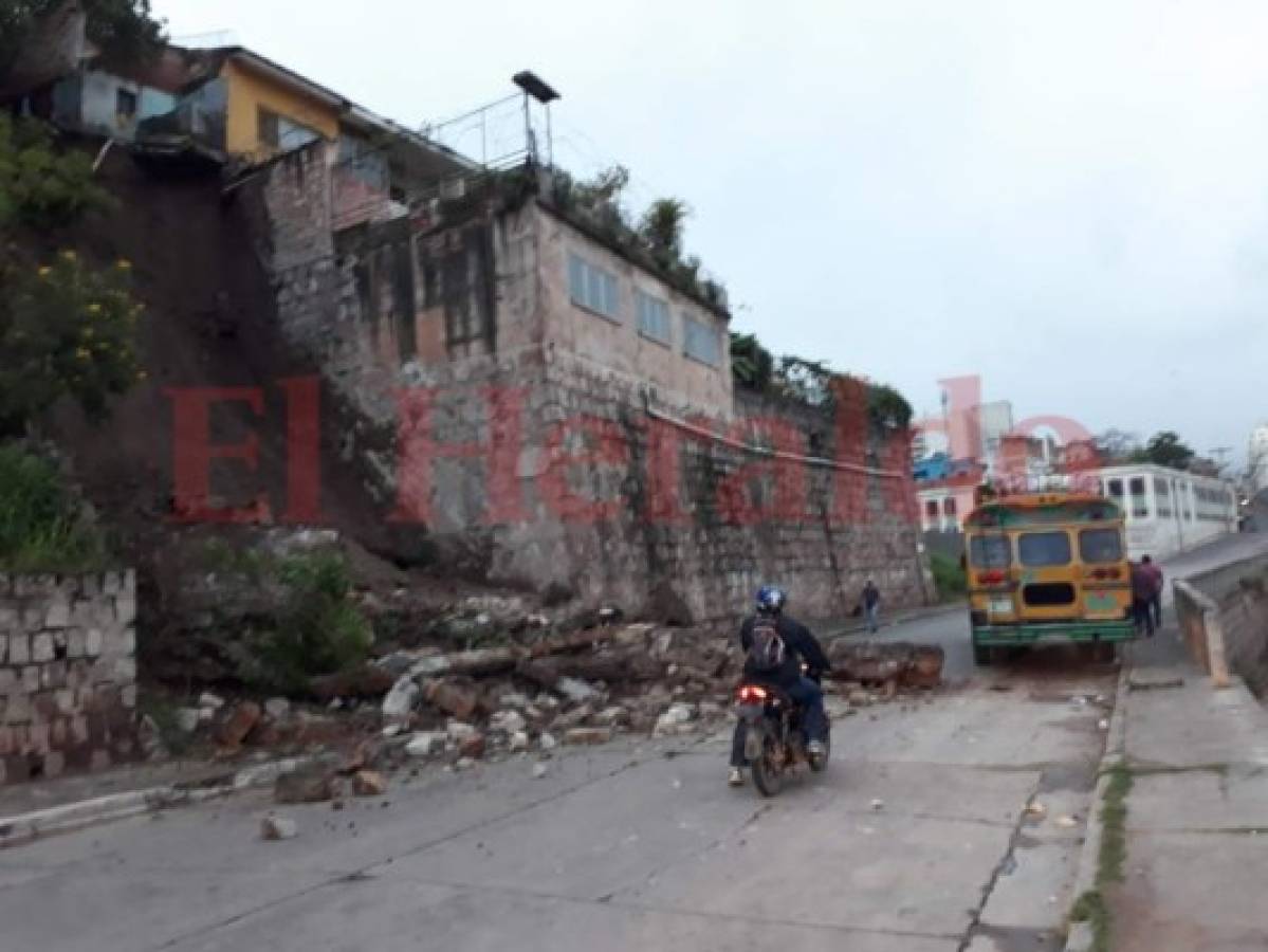 Caída de muro obstaculiza calle en la capital de Honduras