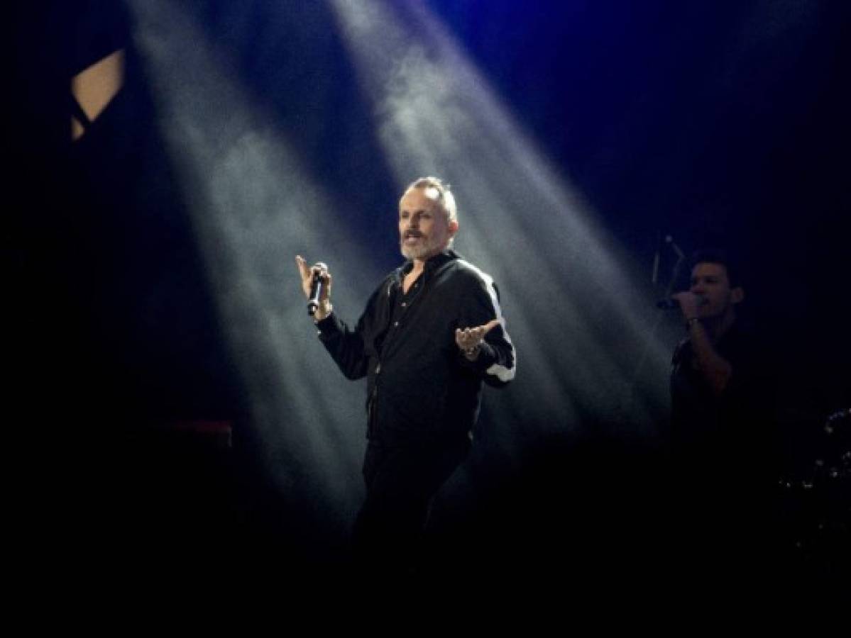 Escultor demandaría a Miguel Bosé tras 26 años de relación