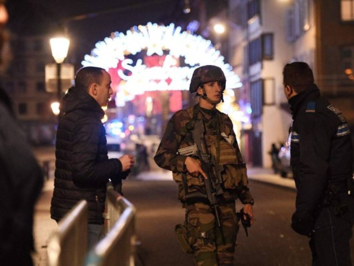 Dos muertos y 11 heridos en tiroteo en mercado de Navidad de Francia, autor se fuga